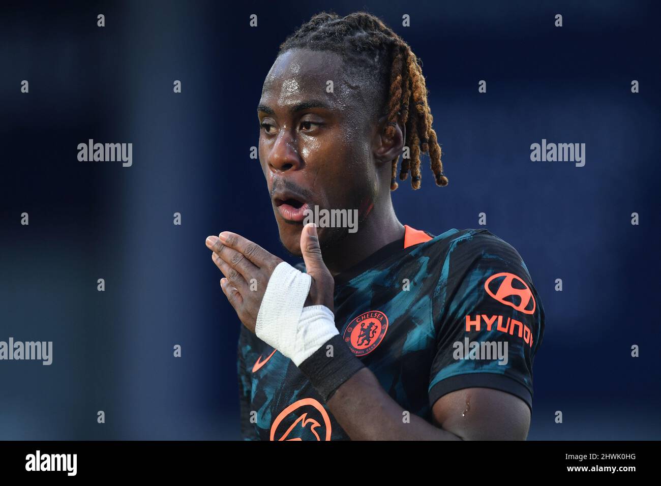 Trevoh Chalobah di Chelsea durante la partita della Premier League tra il Burnley FC e il Chelsea FC a Turf Moor, Burnley, Regno Unito. Data foto: Sabato 5 marzo 2022. Il credito fotografico dovrebbe leggere: Anthony Devlin Foto Stock