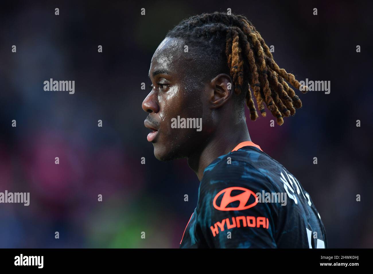 Trevoh Chalobah di Chelsea durante la partita della Premier League tra il Burnley FC e il Chelsea FC a Turf Moor, Burnley, Regno Unito. Data foto: Sabato 5 marzo 2022. Il credito fotografico dovrebbe leggere: Anthony Devlin Foto Stock