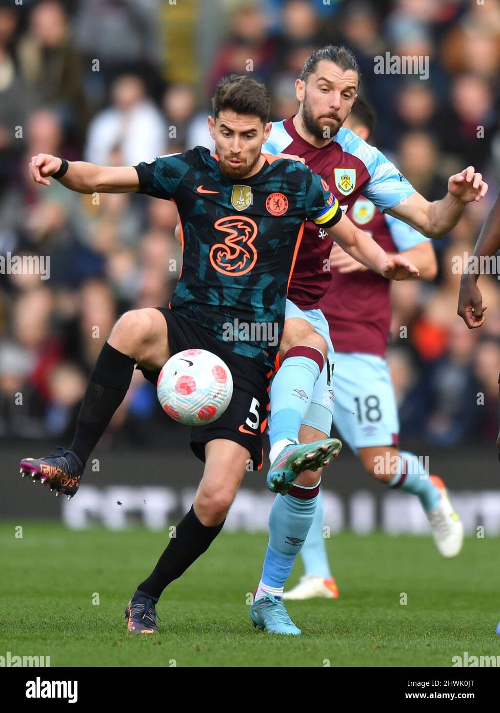 Il Jorginho di Chelsea durante la partita della Premier League tra il Burnley FC e il Chelsea FC a Turf Moor, Burnley, Regno Unito. Data foto: Sabato 5 marzo 2022. Il credito fotografico dovrebbe leggere: Anthony Devlin Foto Stock