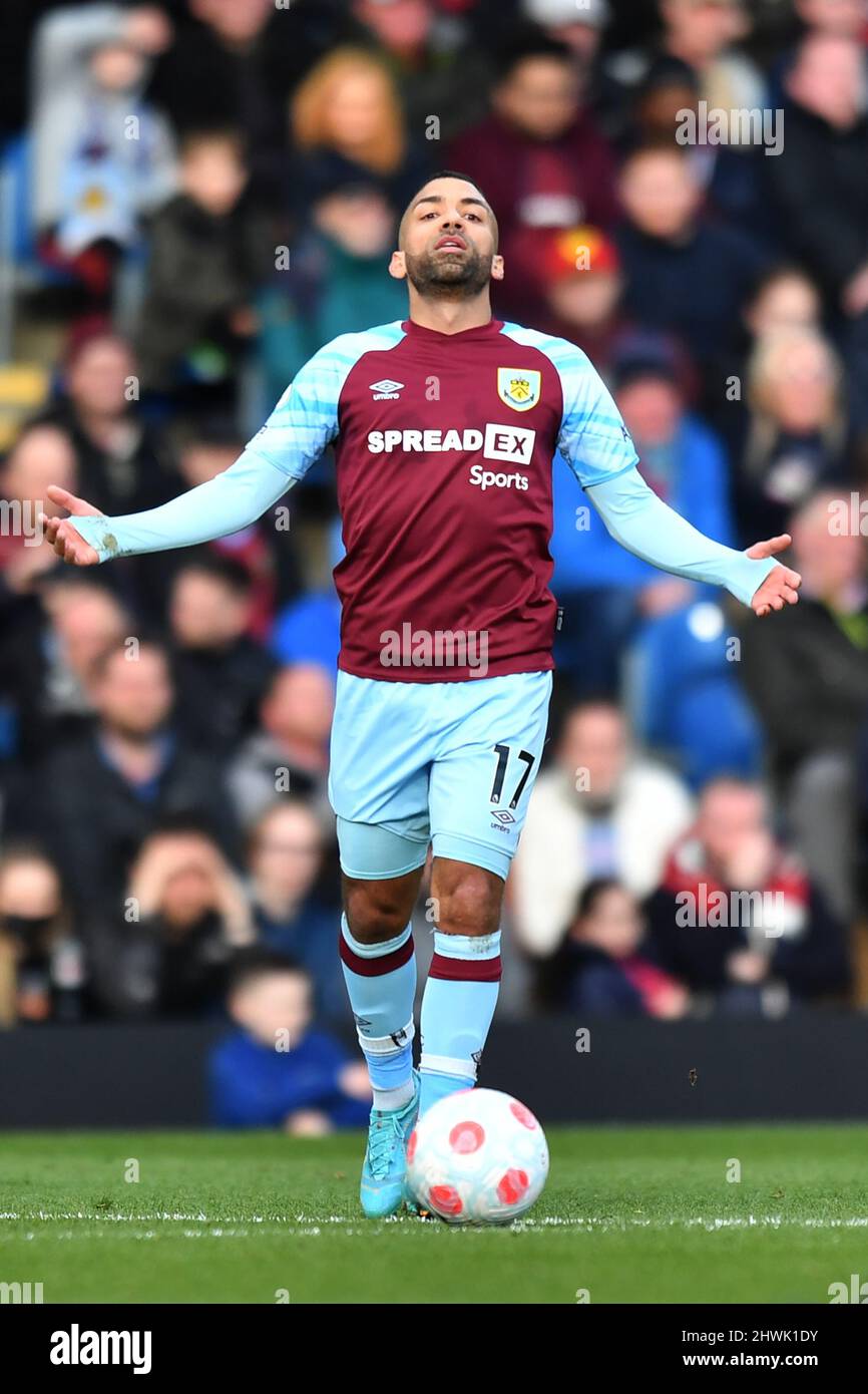 Aaron Lennon di Burnley durante la partita della Premier League tra il Burnley FC e il Chelsea FC a Turf Moor, Burnley, Regno Unito. Data foto: Sabato 5 marzo 2022. Il credito fotografico dovrebbe leggere: Anthony Devlin Foto Stock