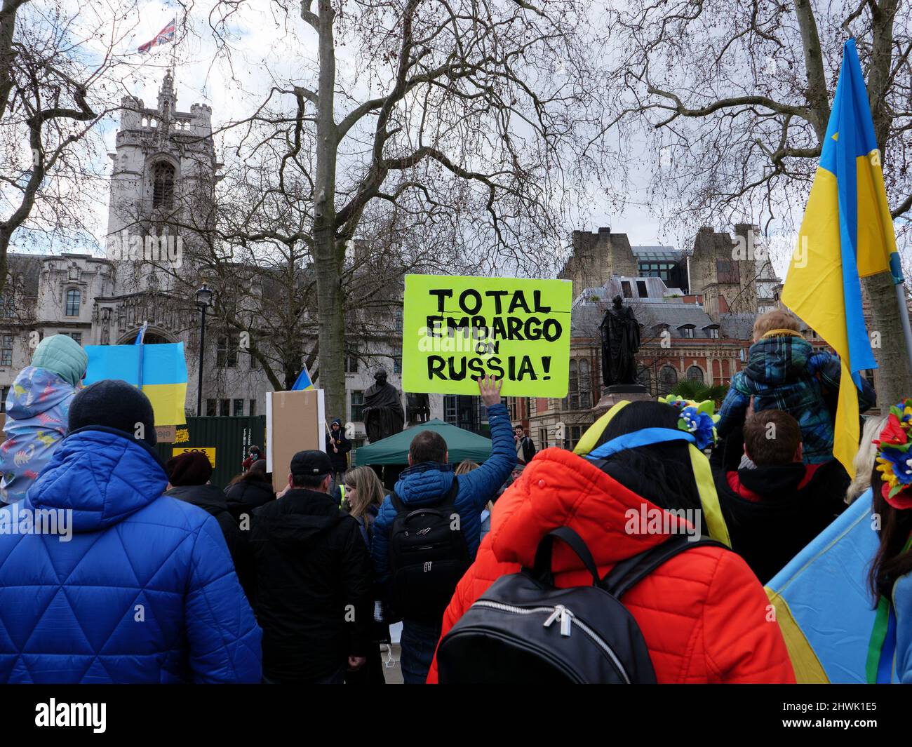 Londra, Inghilterra. 06 marzo 2022. Stand con l'Ucraina dimostrazione a Parliament Square a Londra, Inghilterra. La Russia ha invaso la vicina Ucraina il 24th febbraio 2022, dopo l'invasione, si è verificata una condanna globale della guerra. Credit: SMP News / Alamy Live News Foto Stock