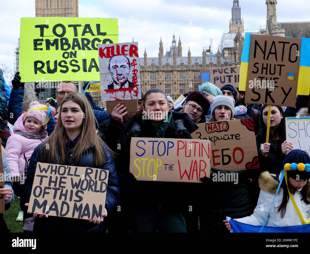Londra, Inghilterra. 06 marzo 2022. Stand con l'Ucraina dimostrazione a Parliament Square a Londra, Inghilterra. La Russia ha invaso la vicina Ucraina il 24th febbraio 2022, dopo l'invasione, si è verificata una condanna globale della guerra. Credit: SMP News / Alamy Live News Foto Stock