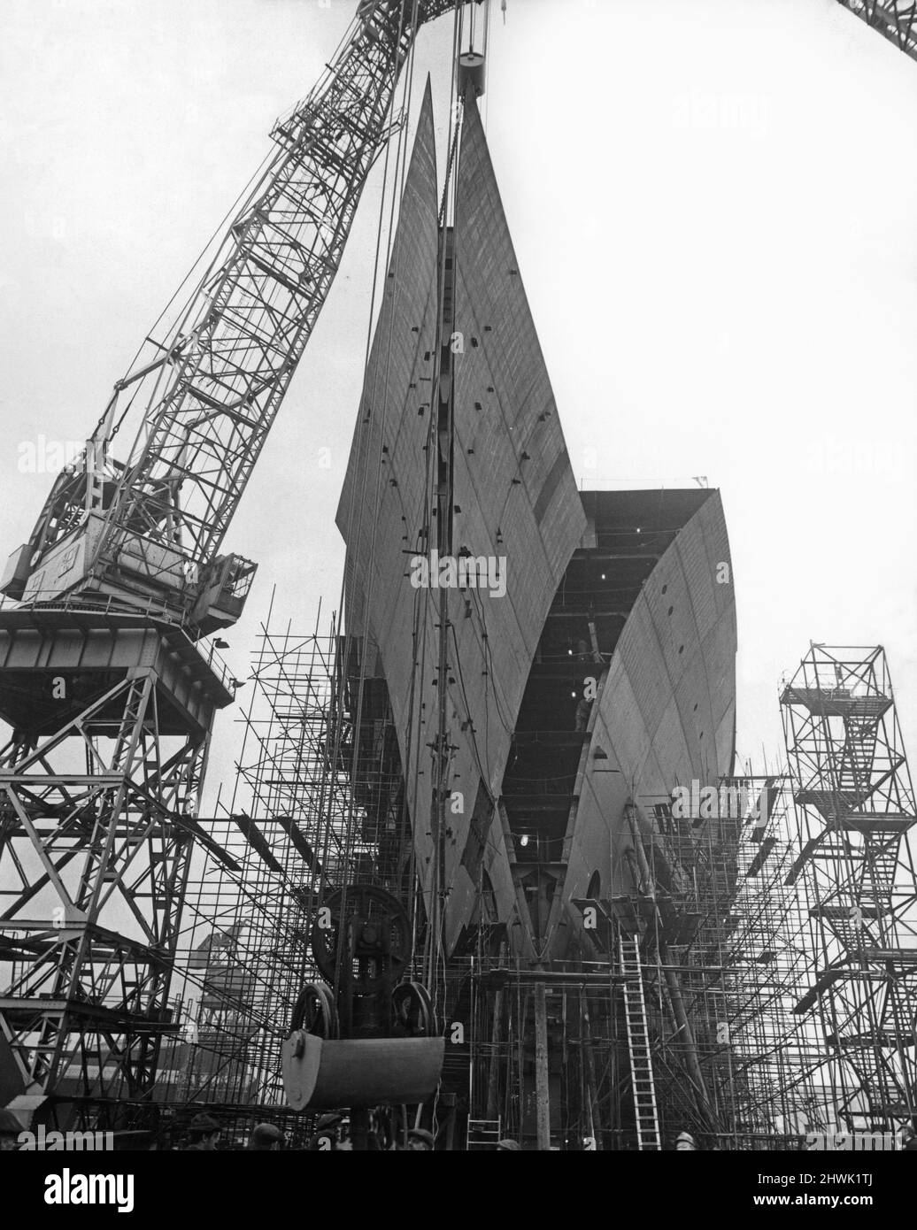 Gli archi del lussuoso Vistafjord sono stati alleggeriti in luogo al Neptune Yard di Swan Hunter sul Tyne. 27th gennaio 1972 Foto Stock