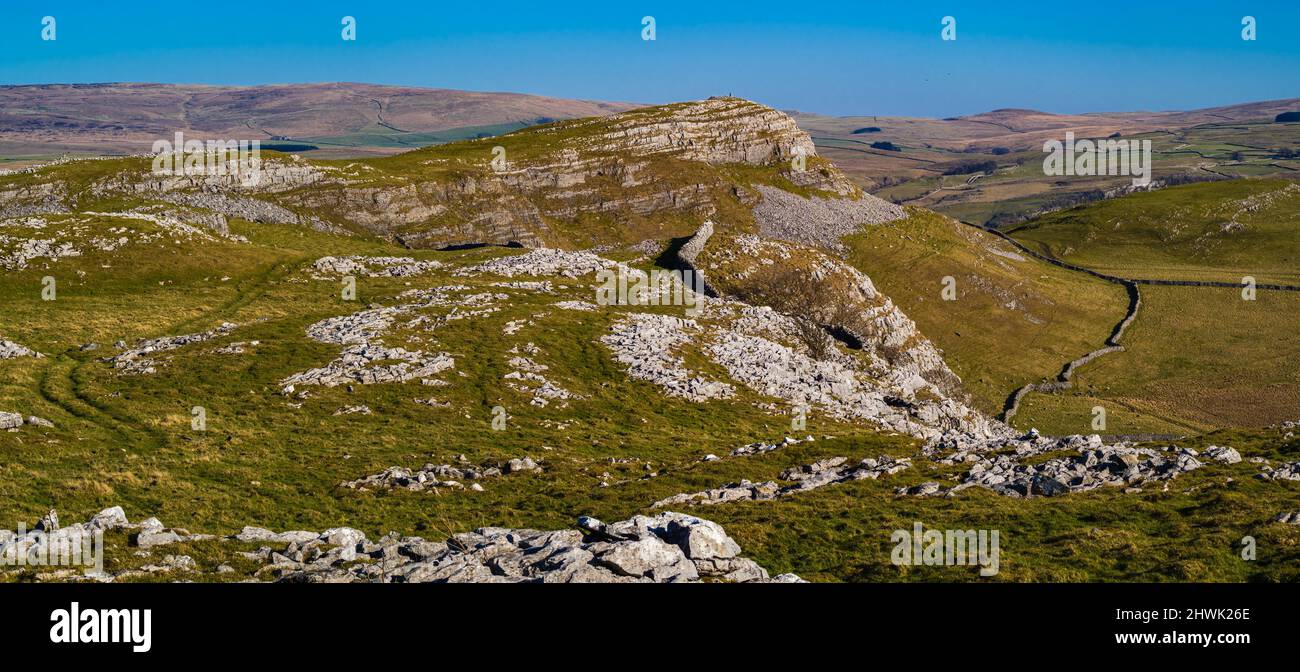 Smearsett Scart è il punto più alto di una lunga cresta di calcare tra Little Stainforth a Ribblesdale e Austwick a Crummackdale Foto Stock