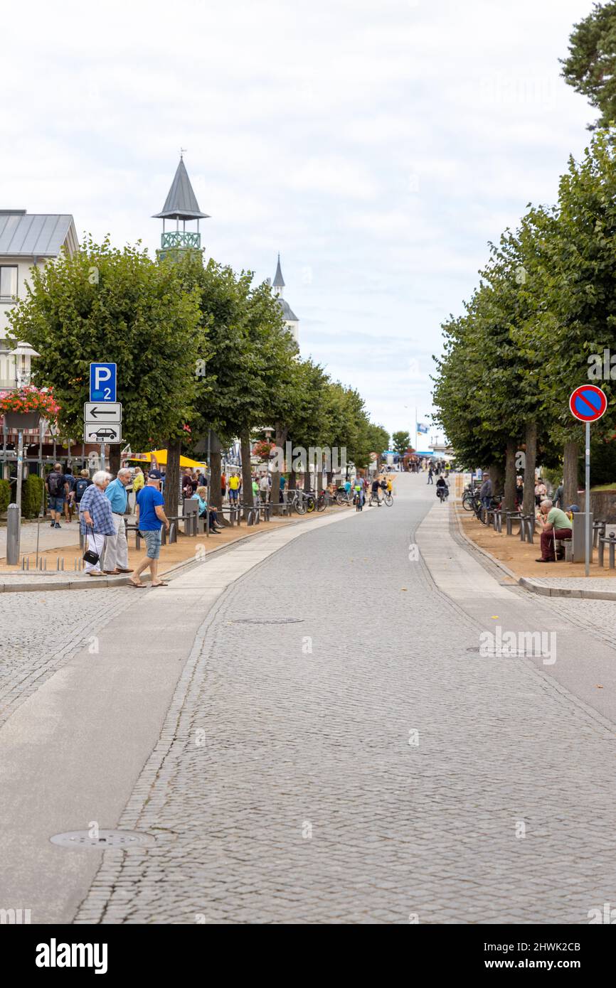 La strada nel centro della città di Zinnowitz in estate Foto Stock