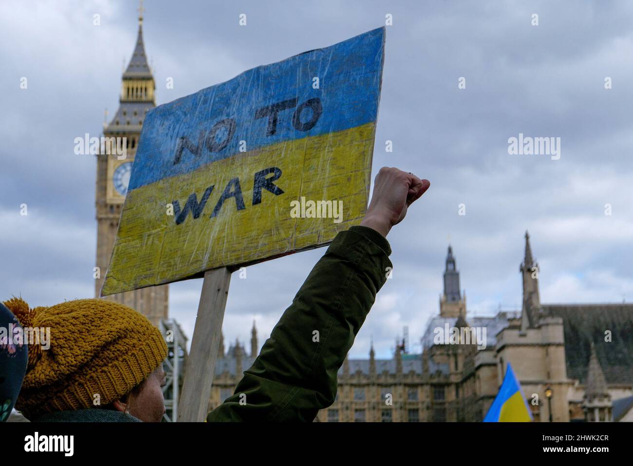 Londra, Inghilterra. 06 marzo 2022. Stand con l'Ucraina dimostrazione a Parliament Square a Londra, Inghilterra. La Russia ha invaso la vicina Ucraina il 24th febbraio 2022, dopo l'invasione, si è verificata una condanna globale della guerra. Credit: SMP News / Alamy Live News Foto Stock