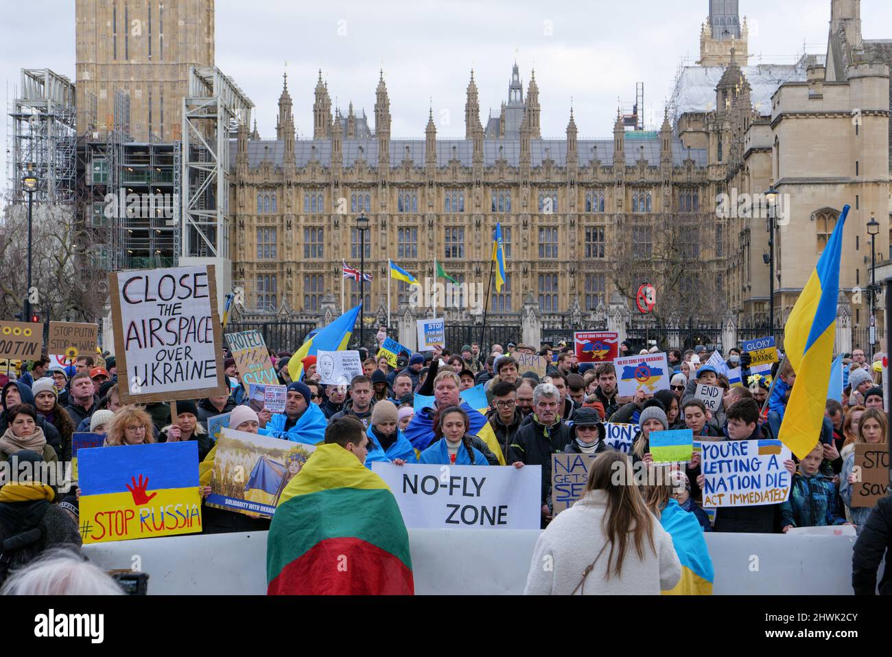 Londra, Inghilterra. 06 marzo 2022. Stand con l'Ucraina dimostrazione a Parliament Square a Londra, Inghilterra. La Russia ha invaso la vicina Ucraina il 24th febbraio 2022, dopo l'invasione, si è verificata una condanna globale della guerra. Credit: SMP News / Alamy Live News Foto Stock