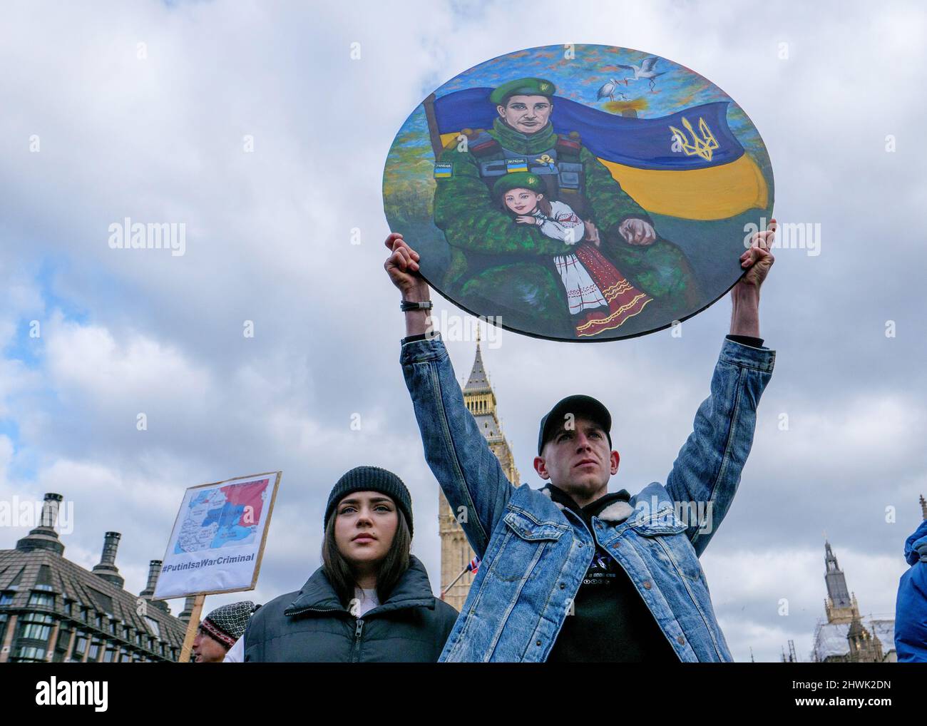 Londra, Inghilterra. 06 marzo 2022. Stand con l'Ucraina dimostrazione a Parliament Square a Londra, Inghilterra. La Russia ha invaso la vicina Ucraina il 24th febbraio 2022, dopo l'invasione, si è verificata una condanna globale della guerra. Credit: SMP News / Alamy Live News Foto Stock
