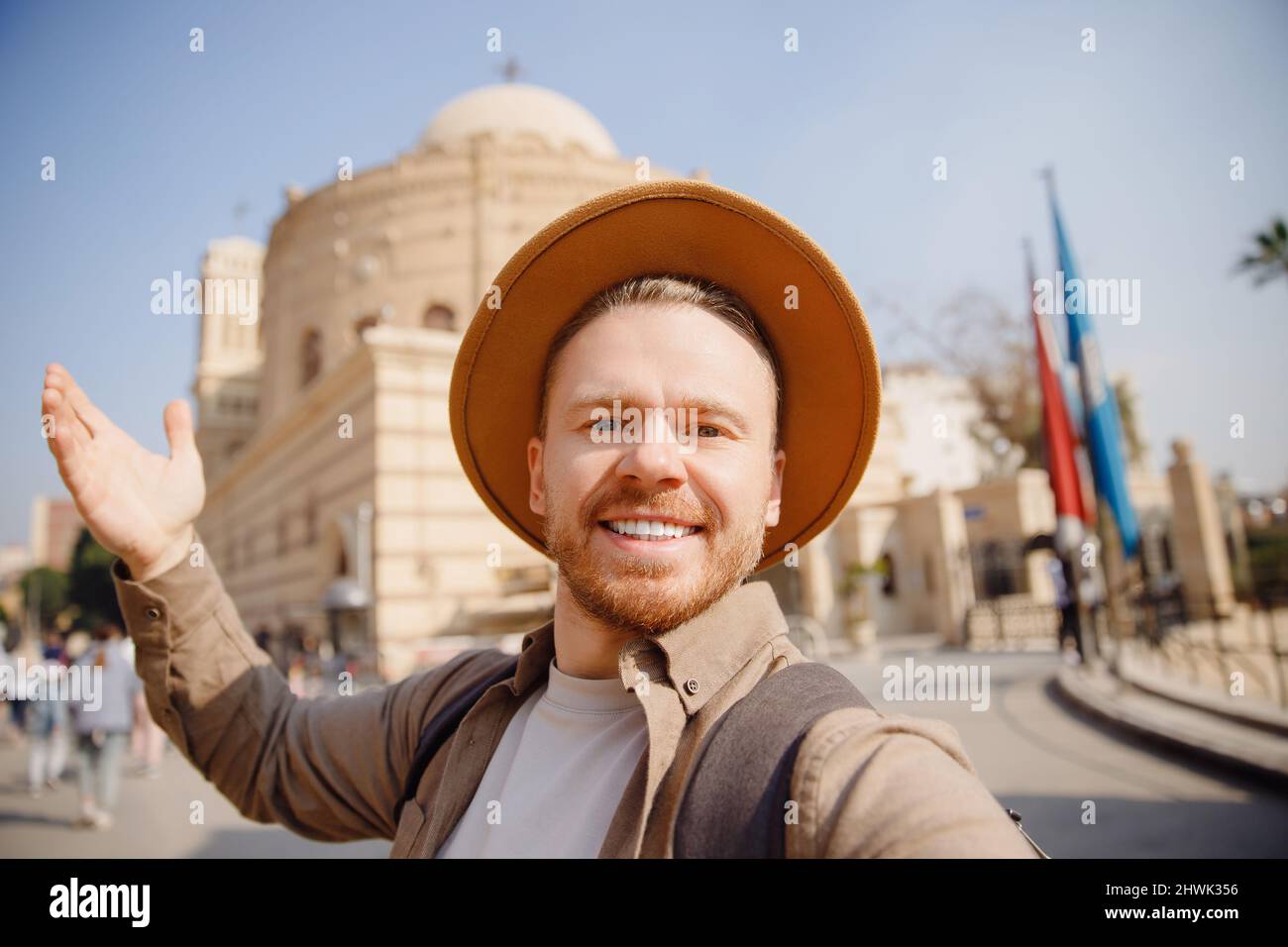 Il giovane archeologo uomo in cappello scatta foto selfie sullo sfondo di  edifici antichi. Concetto archeologico Sit città vecchia Foto stock - Alamy