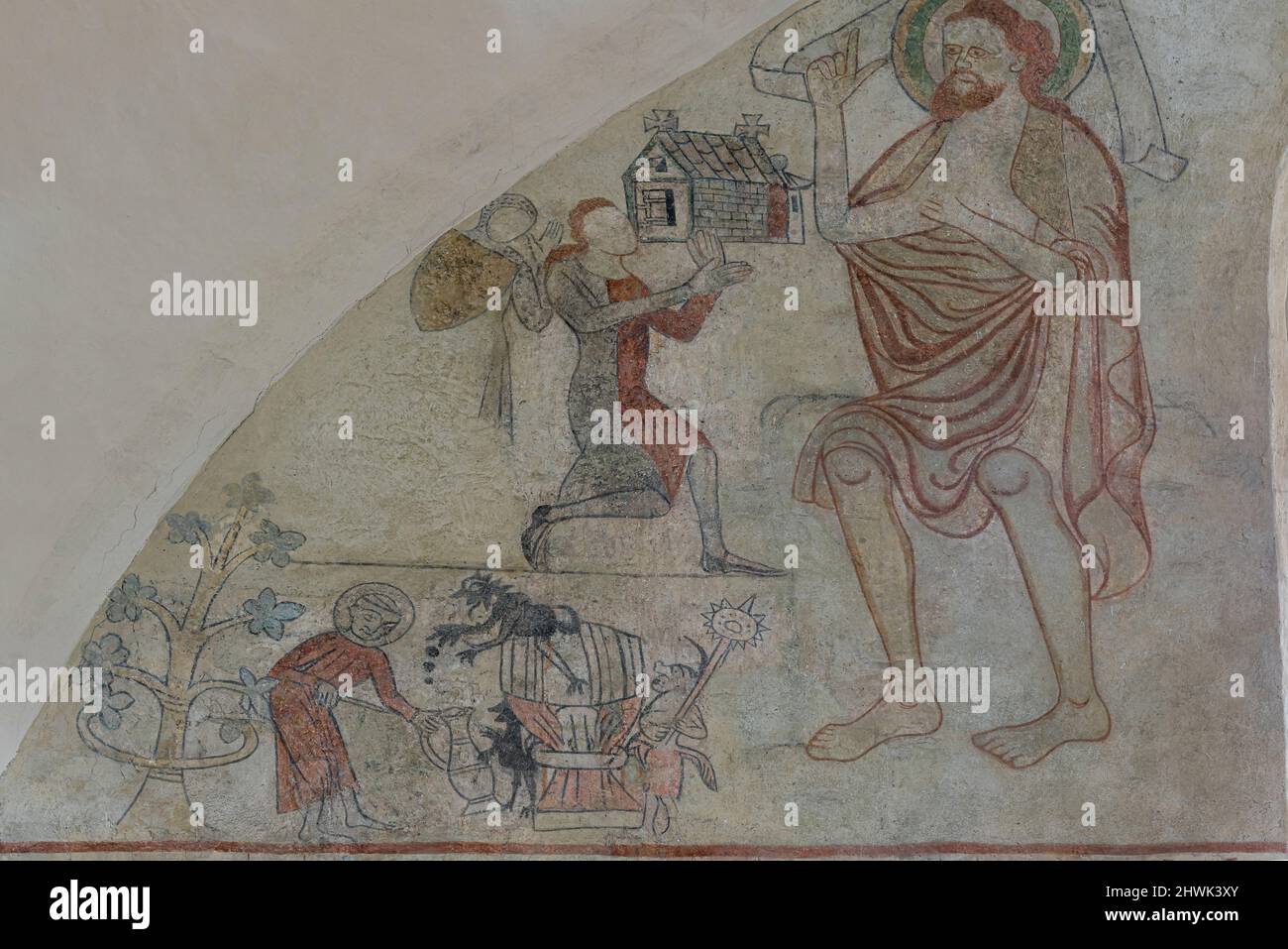 Donatore con un modello di chiesa inginocchiato di fronte a Giovanni Battista, un antico affresco sulla parete est nella chiesa di Orslev, Danimarca, 9 agosto 2021 Foto Stock