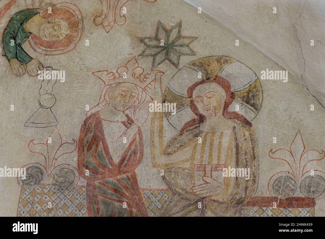 Affresco medievale del 1300s raffigurante l'incoronazione della Vergine sulla parete orientale della chiesa di Oerslev, Danimarca, 9 agosto 2021 Foto Stock