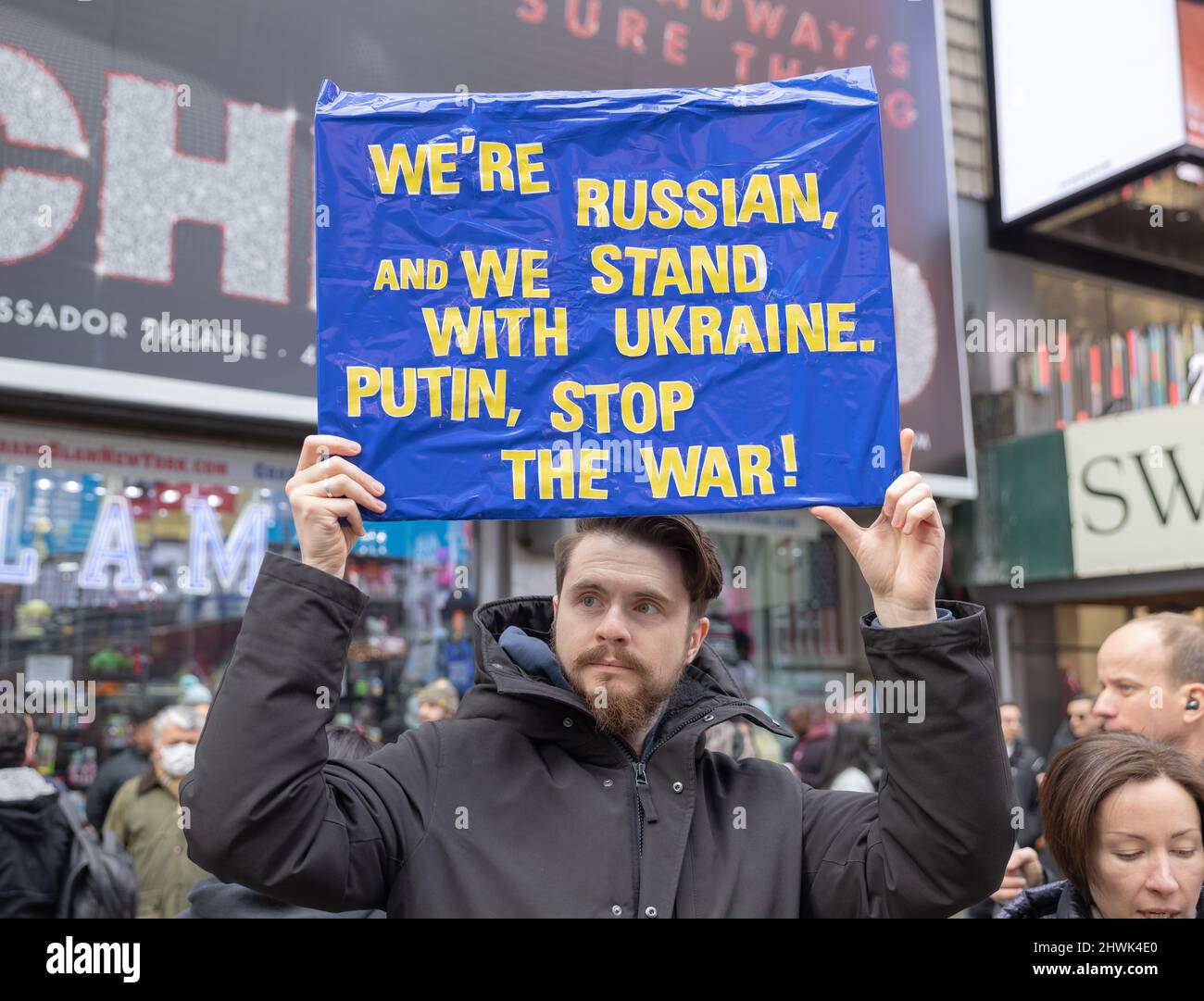 NEW YORK, N.Y. – 5 marzo 2022: Un dimostratore viene visto a Times Square durante una protesta contro l’invasione dell’Ucraina da parte della Russia. Foto Stock