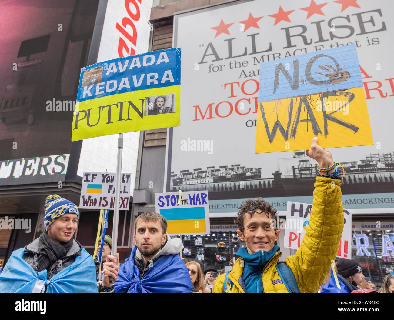 NEW YORK, N.Y. – 5 marzo 2022: I manifestanti di Times Square protestano contro l’invasione dell’Ucraina da parte della Russia. Foto Stock
