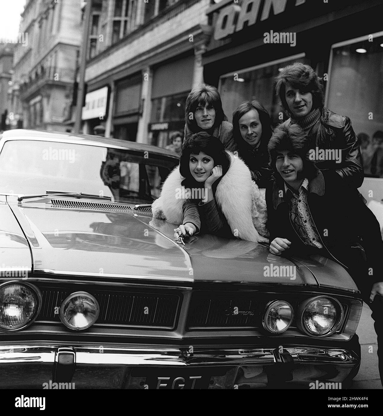 Il gruppo pop 'Mixtures' ha presentato una nuovissima station wagon Ford Fairmont in riconoscimento del loro contributo al Dipartimento del Commercio e dell'industria. Il gruppo australiano aveva appena raggiunto il n. 2 nelle classifiche con la canzone 'Push Bike'. Sono visti qui con il modello Valli Kemp a.k.a. Miss Australia 1970. Foto Stock