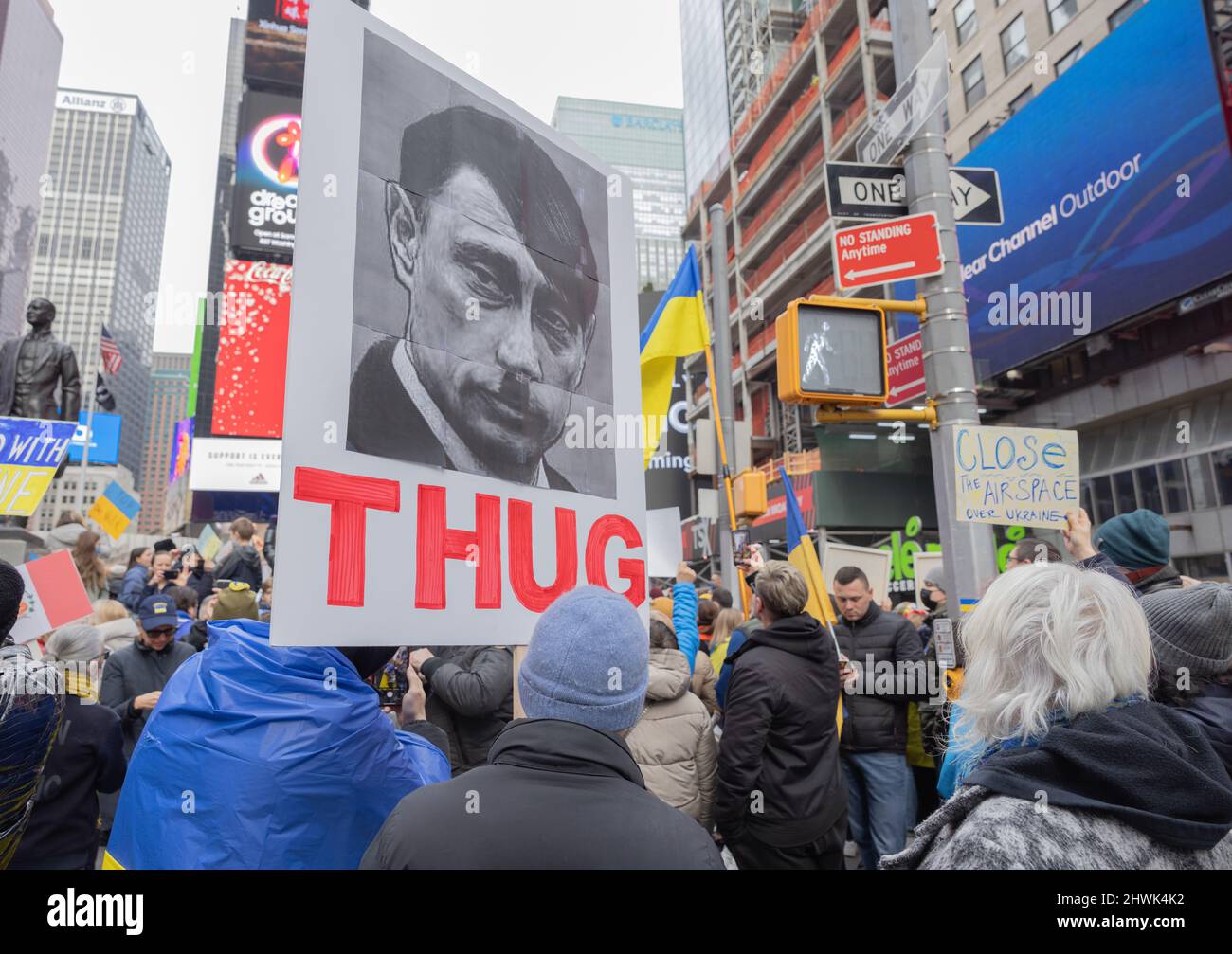 NEW YORK, N.Y. – 5 marzo 2022: I manifestanti di Times Square protestano contro l’invasione dell’Ucraina da parte della Russia. Foto Stock