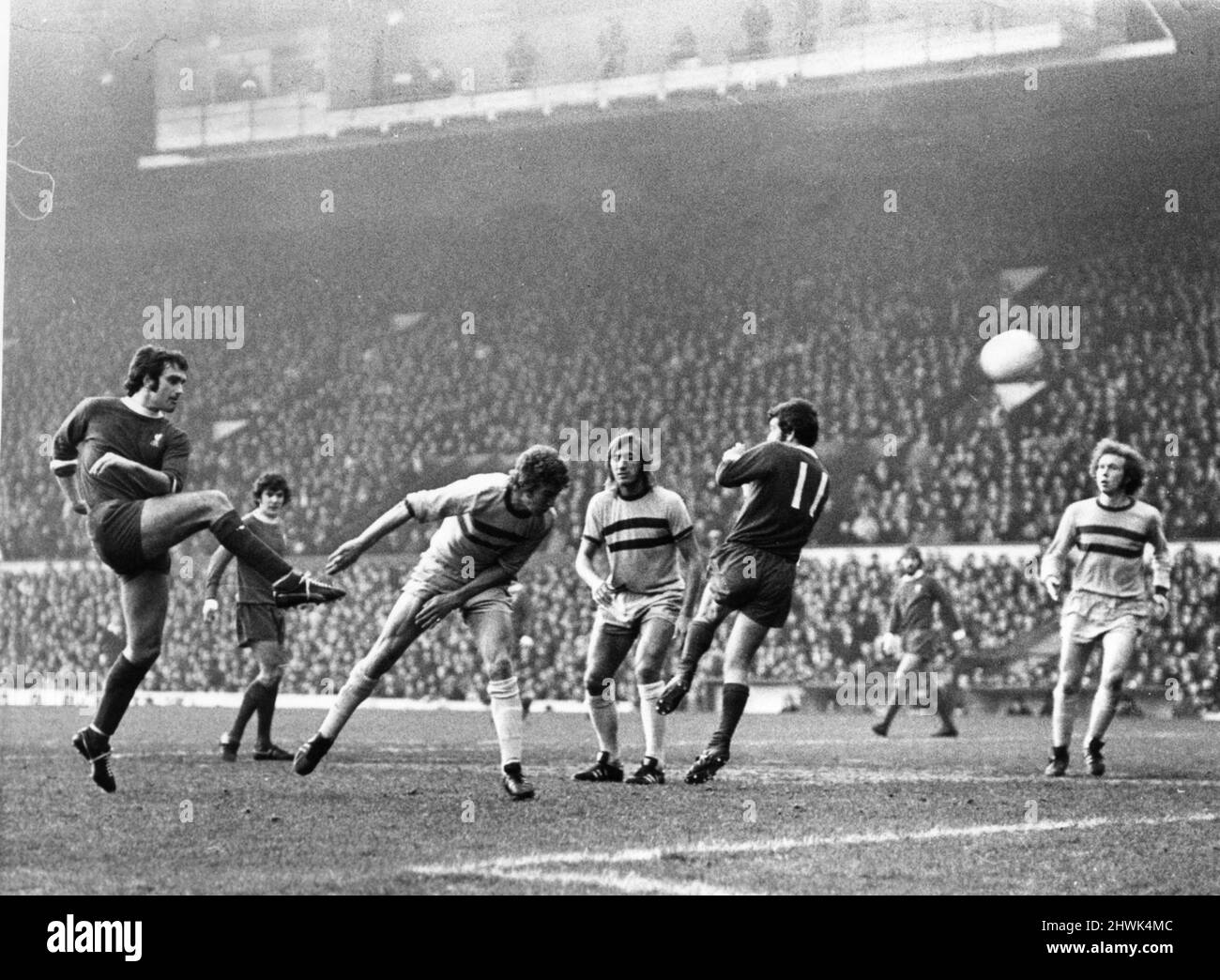 Liverpool contro West Ham United League Match ad Anfield, dicembre 1973. Larry Lloyd di Liverpool (a sinistra) ha un colpo al traguardo Punteggio finale: Liverpool 1-0 West Ham United Foto Stock