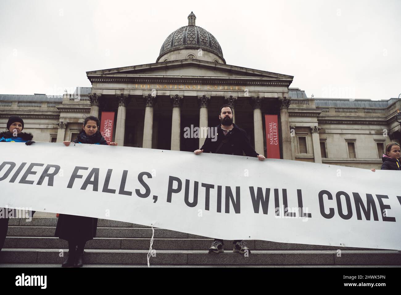 Londra, Inghilterra - Marzo 5th 2022: Dimostrazione dell'Ucraina contro la guerra a Trafalgar Square Foto Stock