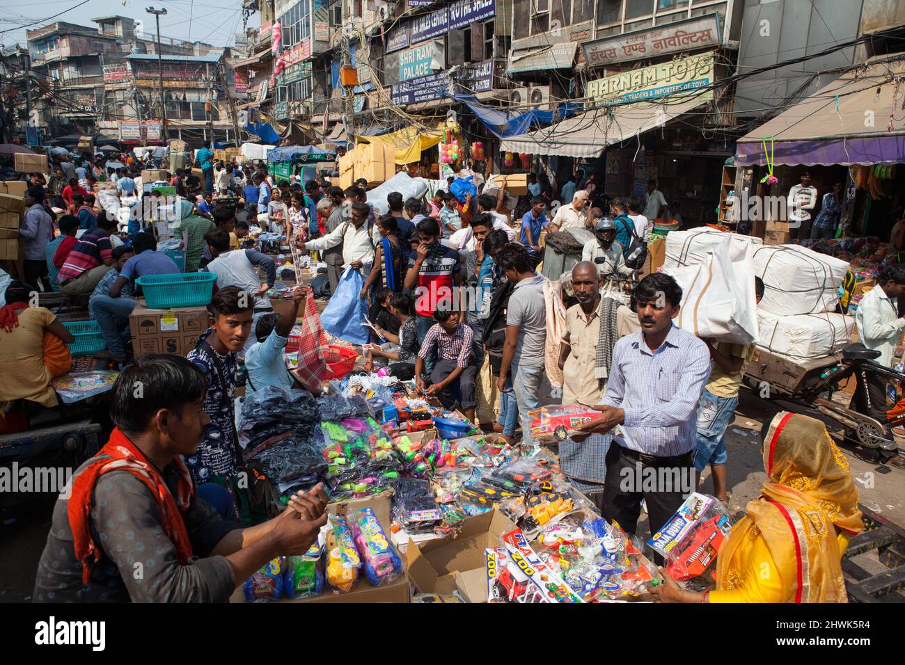 Venditori di strada nel Bazaar Sadar nella Città Vecchia di Delhi, India Foto Stock