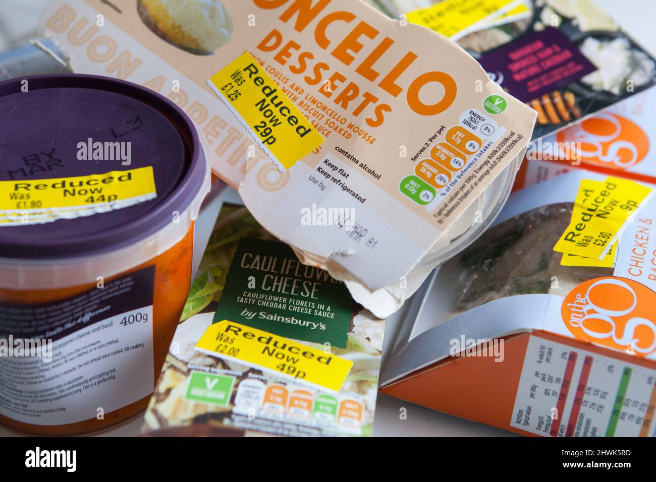 Prezzo ridotto cibo in un supermercato Sainsbury's Foto Stock