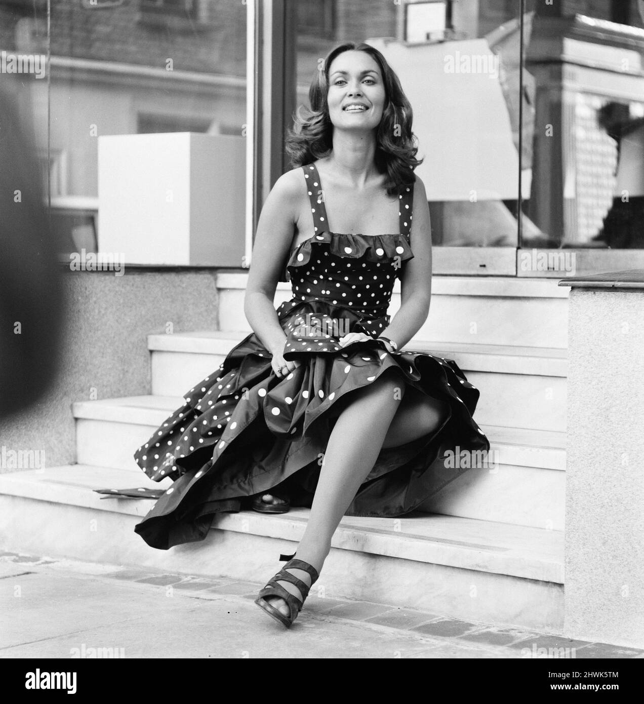 Alexandra Bastido, attrice britannica, svela la Tsaritsar Spring Collection a Pont Street, Londra, mercoledì 15th novembre 1972. Alex, parte del team del Whitehall Theatre, sta attualmente recitando in una partita, non solo mentire lì, dire qualcosa!, al Cambridge Theatre . Foto Stock