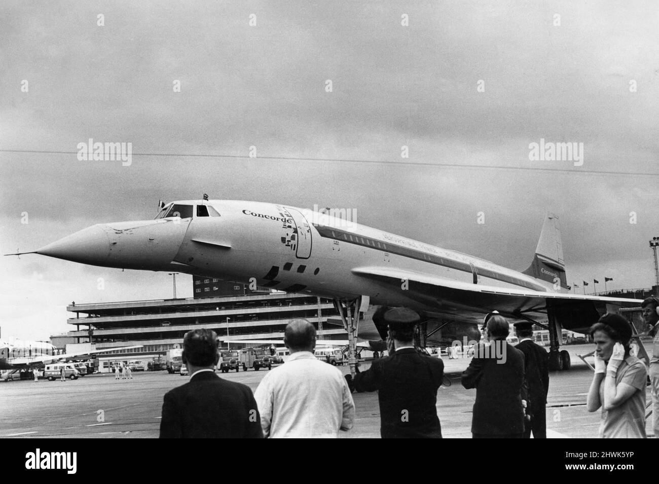 Il prototipo del British Concorde 002 arriva all'aeroporto di Heathrow, Londra, dopo aver completato un tour di vendita dimostrativo di 45.000 miglia nell'Estremo Oriente e in Australia. 1st luglio 1972. . Foto Stock