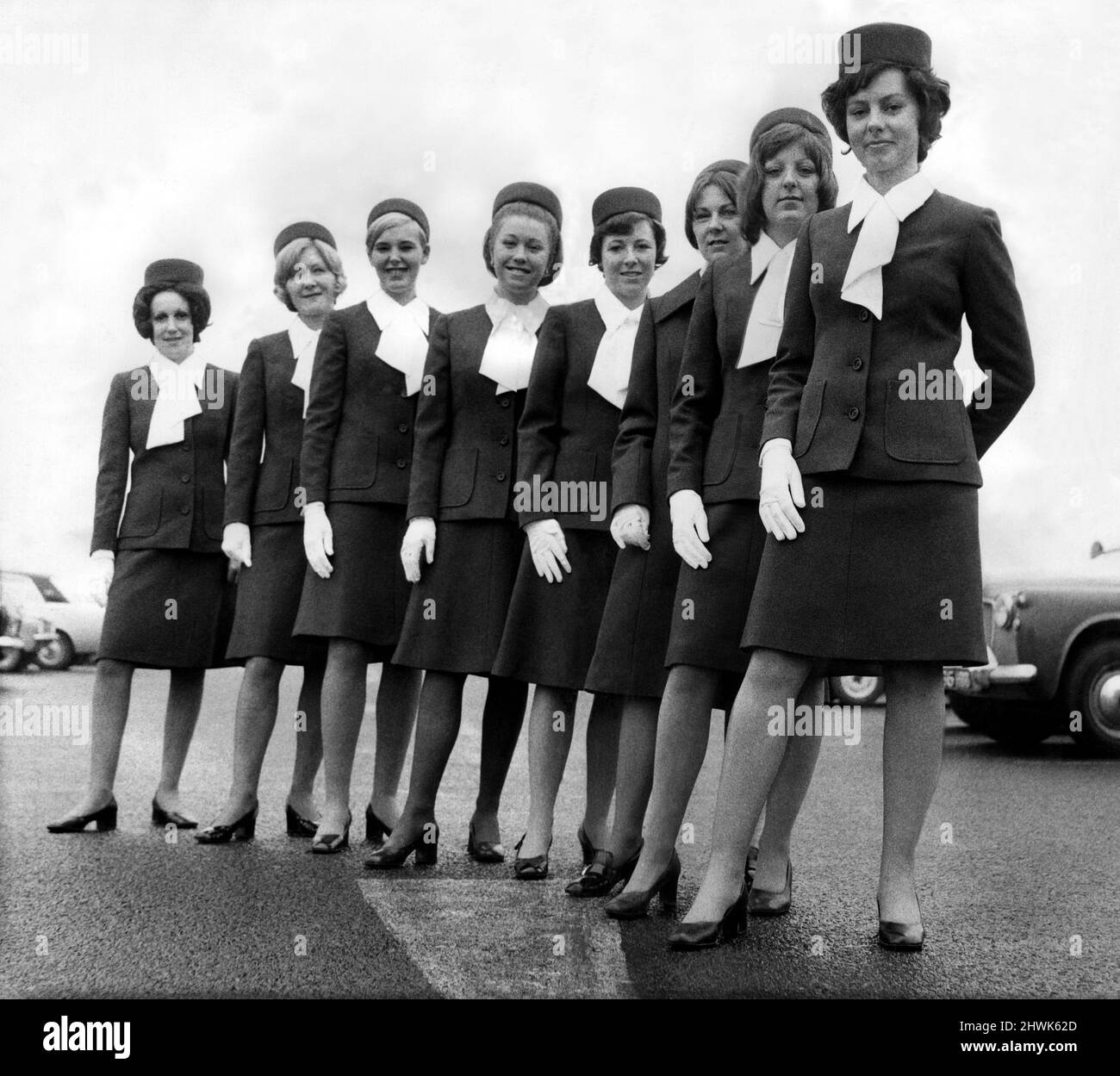 I passeggeri del primo volo Dan-Air dall'aeroporto di Newcastle hanno colto un'occhiata alle hostess aeree dal nuovo aspetto del servizio. Le Signore hanno cambiato le loro uniformi rosse per la Marina Francese la Domenica di Pasqua e il volo di Londra è stata la prima occasione per mostrarle. 'Sono grandi.' era l'opinione generale delle ragazze. "l'unità centrale abitacolo più intelligente e le linee semplici saranno adatte a più ragazze", ha dichiarato Jean Heple, Fleet Stewardess. La nuova divisa è composta da abiti senza maniche, cappotti e giacche con una sola volta e cappelli per capsule. Le bluse bianche in crepe, con colletto a laccio, completano le uniformi. La padrona di casa Foto Stock