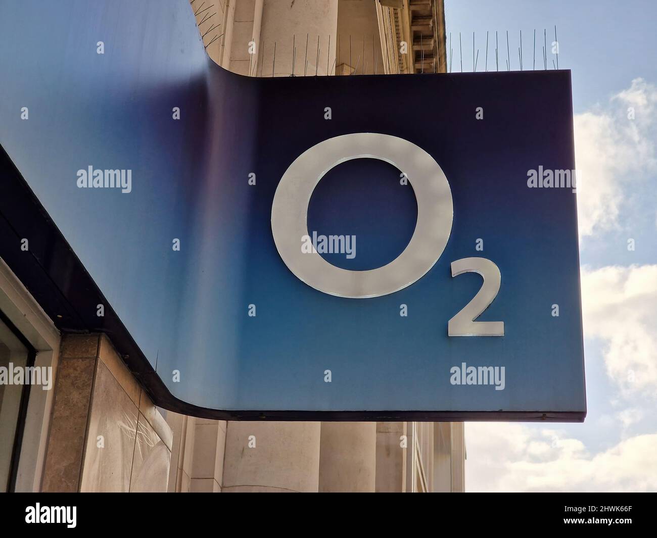 Cardiff, Galles, UK, 25 febbraio 2022 : O2 cartello pubblicitario con il logo del fornitore di servizi di telefonia mobile presso il suo negozio di vendita al dettaglio Foto Stock
