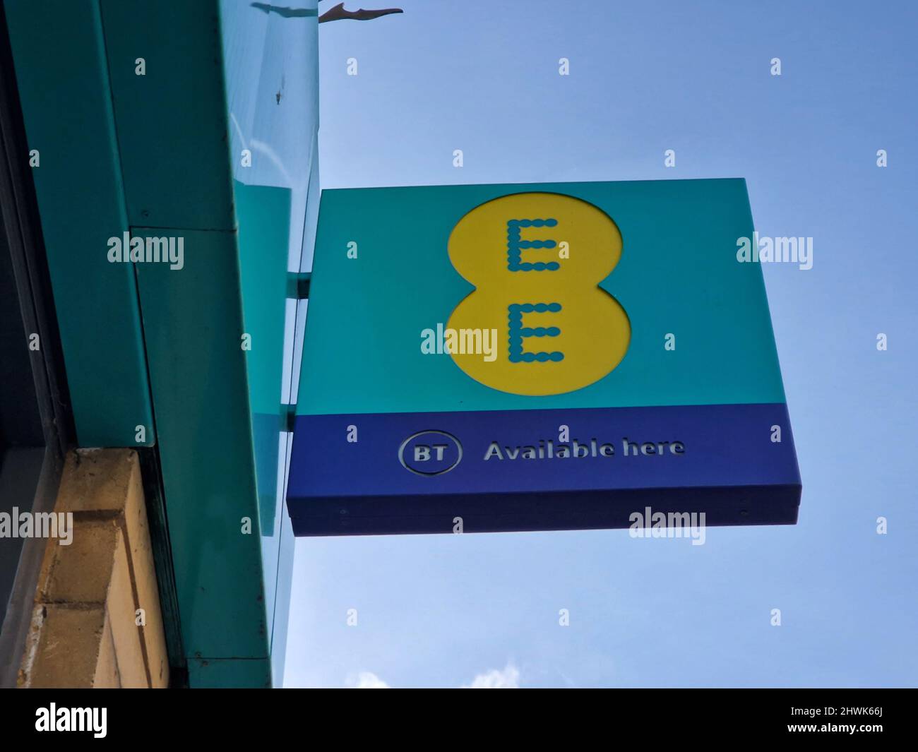 Cardiff, Galles, UK, 25 febbraio 2022 : cartello pubblicitario con il logo del fornitore di servizi di telefonia mobile EE presso il suo negozio di vendita al dettaglio Foto Stock