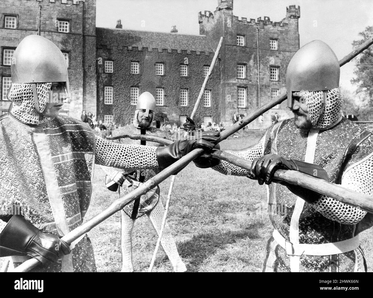 I cavalieri in maglia e i caschi d'acciaio combattono con un quarto di personale durante il jouting al Castello di Lumley, Chester-le-Street nel maggio 1972 Foto Stock