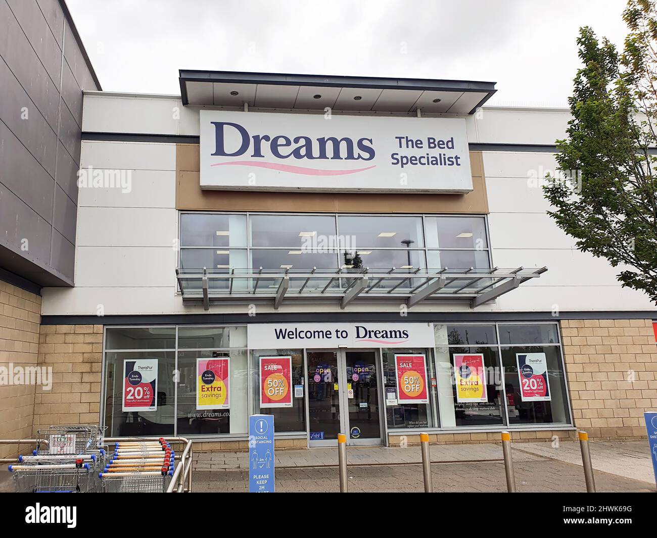 Llanelli, Galles, UK, 5 luglio 2021 : Dreams Bed Store pubblicità logo segno fuori l'ingresso al loro negozio di commercio al dettaglio a Pemberton Park, Stoc Foto Stock