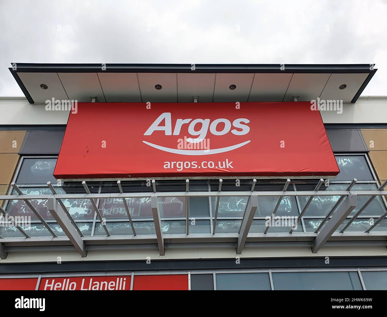Llanelli, Galles, Regno Unito, 5 luglio 2021 : Argos logo di pubblicità fuori l'ingresso al loro negozio commerciale al Pemberton Park, stock foto ima Foto Stock