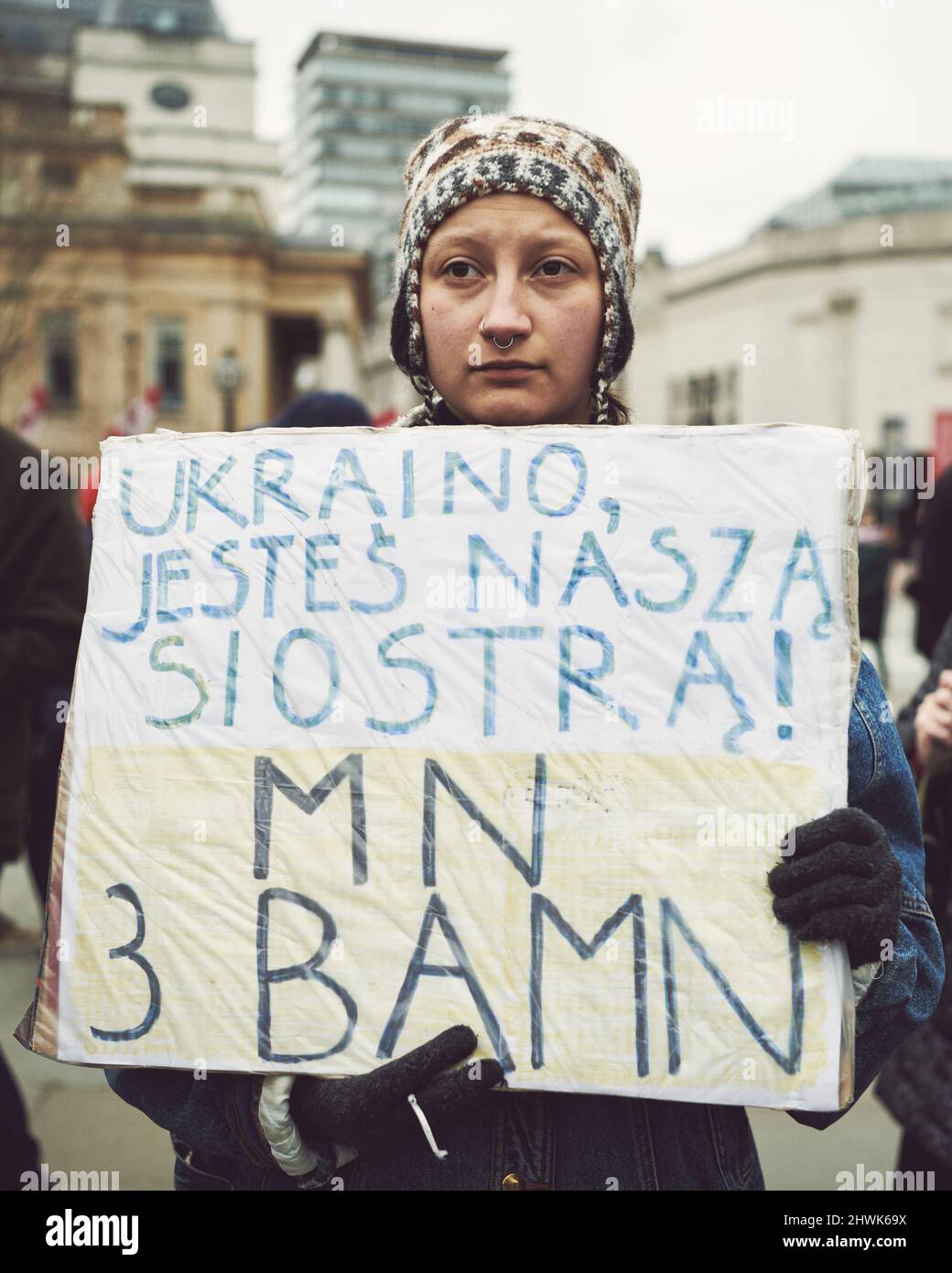 Londra, Inghilterra - Marzo 5th 2022: Dimostrazione dell'Ucraina contro la guerra a Trafalgar Square Foto Stock