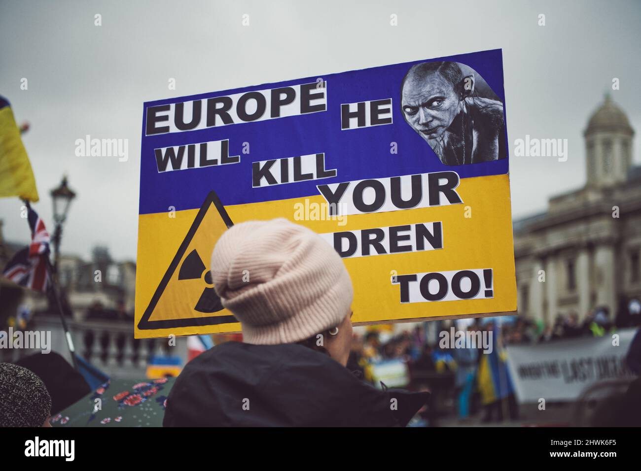 Londra, Inghilterra - Marzo 5th 2022: Dimostrazione dell'Ucraina contro la guerra a Trafalgar Square Foto Stock