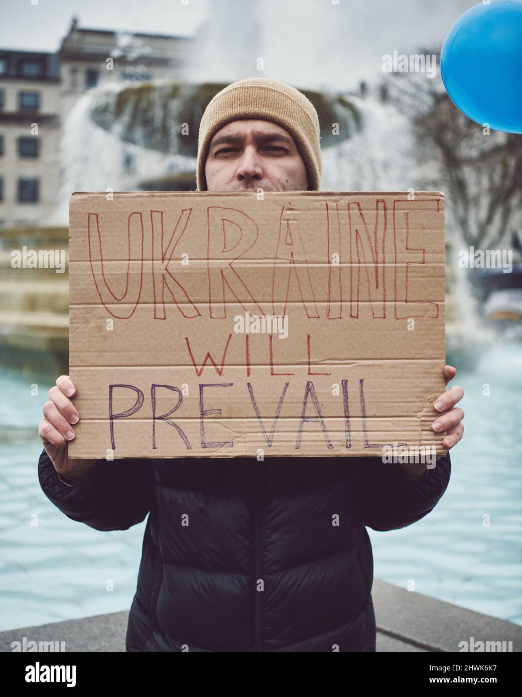 Londra, Inghilterra - Marzo 5th 2022: Dimostrazione dell'Ucraina contro la guerra a Trafalgar Square Foto Stock