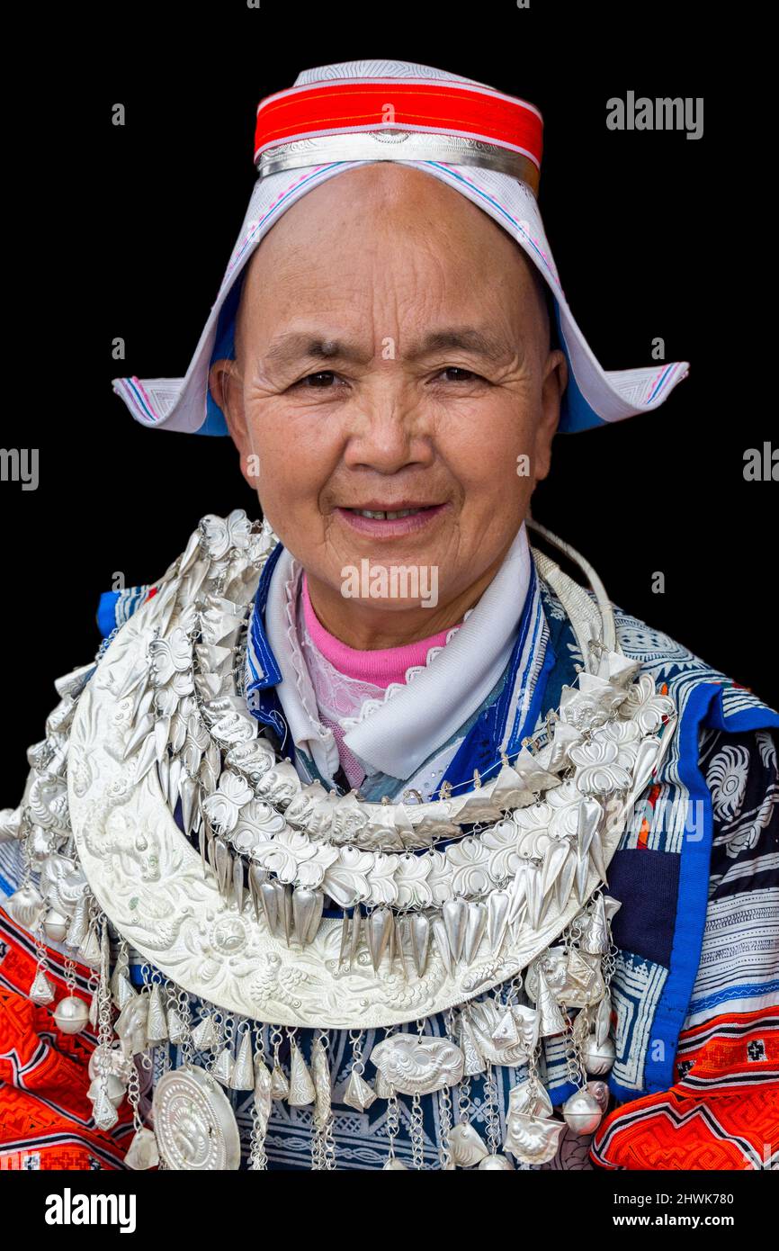Matang, un villaggio Gejia nel Guizhou, Cina. Donna di mezza età che indossa abiti tradizionali, collana e gioielli. Foto Stock