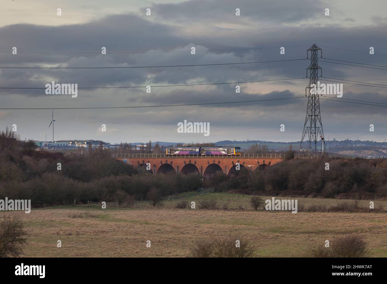 Northern Rail classe 142 treno pacer che attraversa Rother Viaduct a est di Kiveton Park, nel sud dello Yorkshire Foto Stock