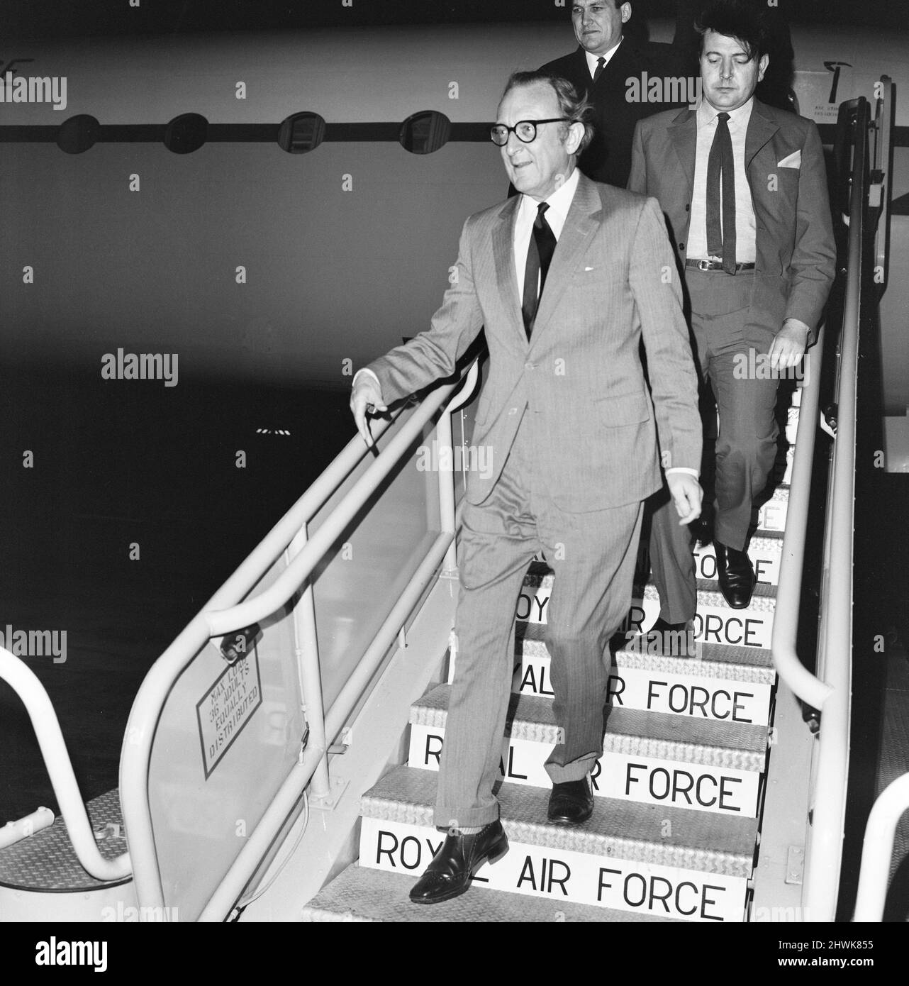 Il Segretario di Stato per la Difesa Lord Carrington arriva all'aeroporto di Heathrow da Roma dove ha avuto colloqui con il primo Ministro Dom Mintoff di Malta durante la crisi in corso. 28th gennaio 1972. Foto Stock