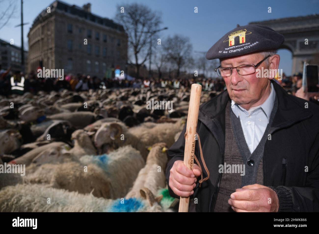 Parigi, Francia. 06th Mar 2022. Per celebrare la fine della fiera agricola di Parigi, una transumanza organizzata sugli Champs Elysees a Parigi, in Francia, il 6 marzo 2022. La transumanza sugli Champs Elysées, attraverso le regioni di Béarn e Bigorre. La sfilata si aprì con un re Enrico IV, su un cavallo bianco seguito da 2022 pecore accompagnate da pastori. Photo by Pierrick Villette/ABACAPRESS.COM Credit: Abaca Press/Alamy Live News Foto Stock