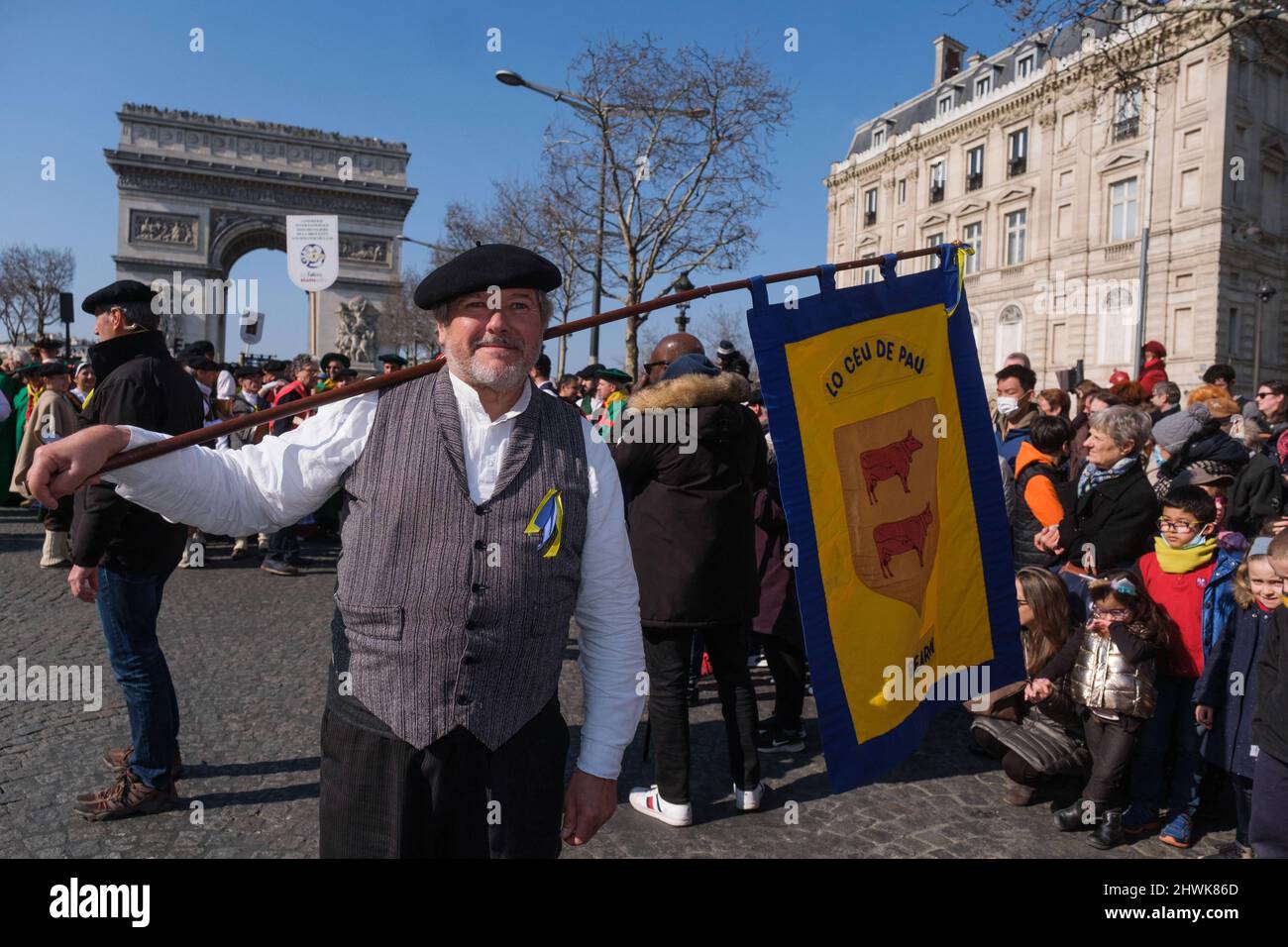 Parigi, Francia. 06th Mar 2022. Per celebrare la fine della fiera agricola di Parigi, una transumanza organizzata sugli Champs Elysees a Parigi, in Francia, il 6 marzo 2022. La transumanza sugli Champs Elysées, attraverso le regioni di Béarn e Bigorre. La sfilata si aprì con un re Enrico IV, su un cavallo bianco seguito da 2022 pecore accompagnate da pastori. Photo by Pierrick Villette/ABACAPRESS.COM Credit: Abaca Press/Alamy Live News Foto Stock