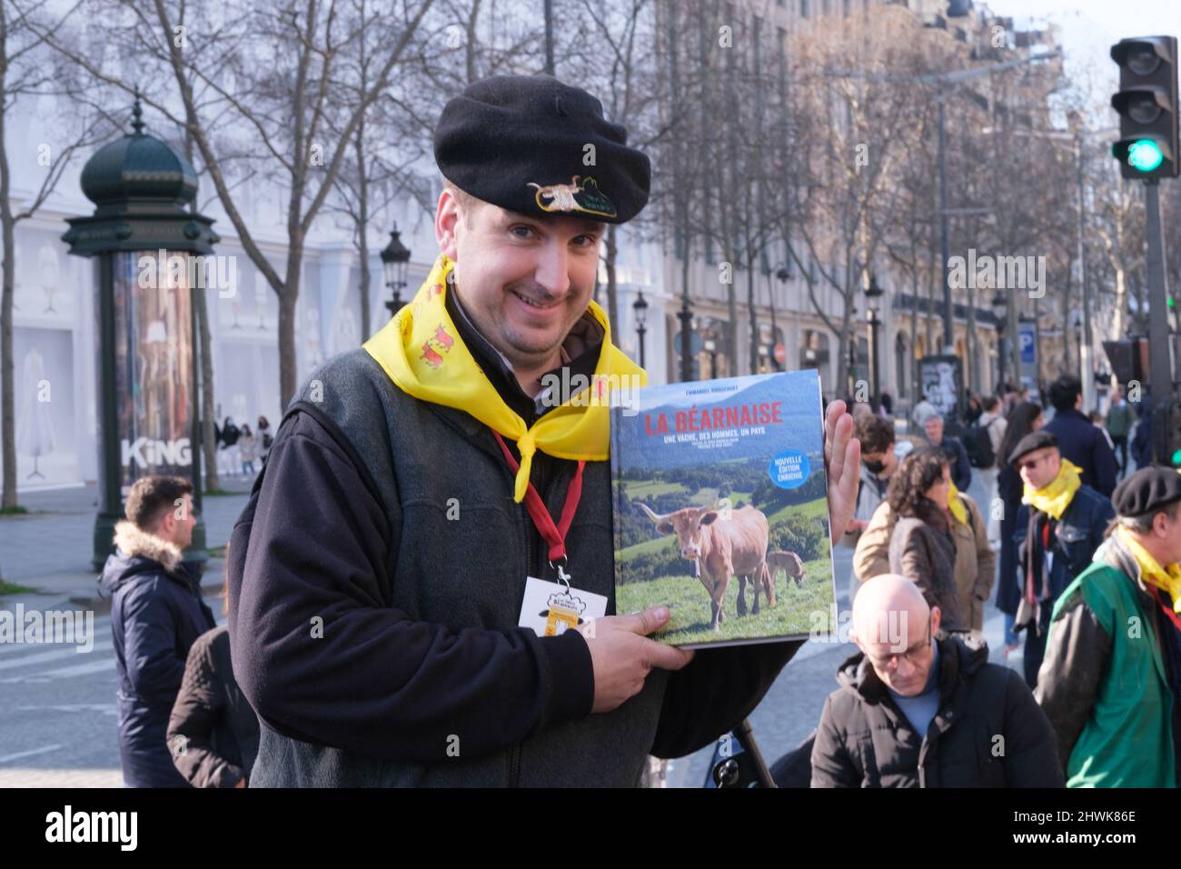 Parigi, Francia. 06th Mar 2022. Per celebrare la fine della fiera agricola di Parigi, una transumanza organizzata sugli Champs Elysees a Parigi, in Francia, il 6 marzo 2022. La transumanza sugli Champs Elysées, attraverso le regioni di Béarn e Bigorre. La sfilata si aprì con un re Enrico IV, su un cavallo bianco seguito da 2022 pecore accompagnate da pastori. Photo by Pierrick Villette/ABACAPRESS.COM Credit: Abaca Press/Alamy Live News Foto Stock