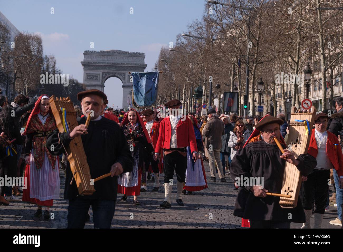 Parigi, Francia. 06th Mar 2022. Per celebrare la fine della fiera agricola di Parigi, una transumanza organizzata sugli Champs Elysees a Parigi, in Francia, il 6 marzo 2022. La transumanza sugli Champs Elysées, attraverso le regioni di Béarn e Bigorre. La sfilata si aprì con un re Enrico IV, su un cavallo bianco seguito da 2022 pecore accompagnate da pastori. Photo by Pierrick Villette/ABACAPRESS.COM Credit: Abaca Press/Alamy Live News Foto Stock