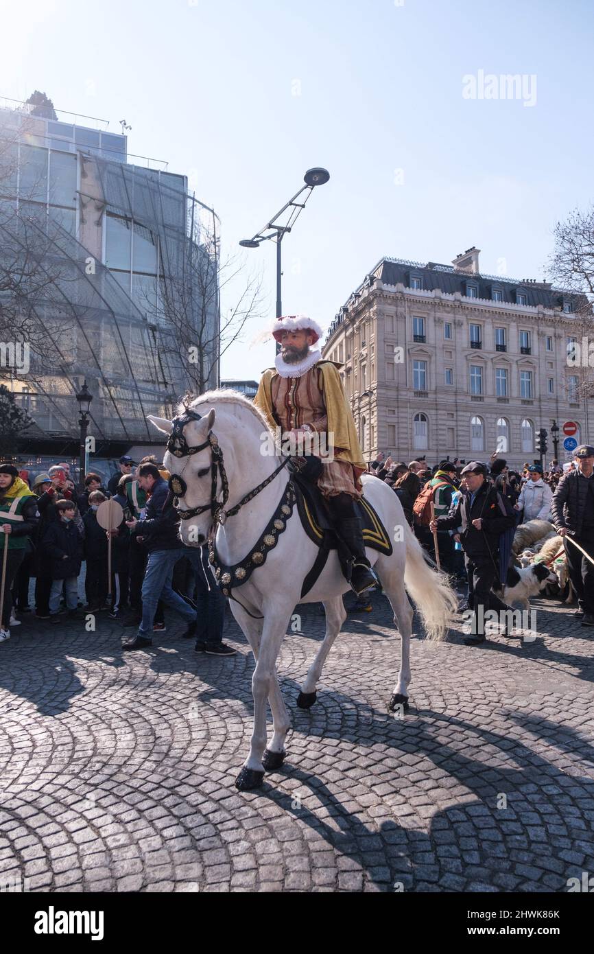 Parigi, Francia. 06th Mar 2022. Per celebrare la fine della fiera agricola di Parigi, una transumanza organizzata sugli Champs Elysees a Parigi, in Francia, il 6 marzo 2022. La transumanza sugli Champs Elysées, attraverso le regioni di Béarn e Bigorre. La sfilata si aprì con un re Enrico IV, su un cavallo bianco seguito da 2022 pecore accompagnate da pastori. Photo by Pierrick Villette/ABACAPRESS.COM Credit: Abaca Press/Alamy Live News Foto Stock