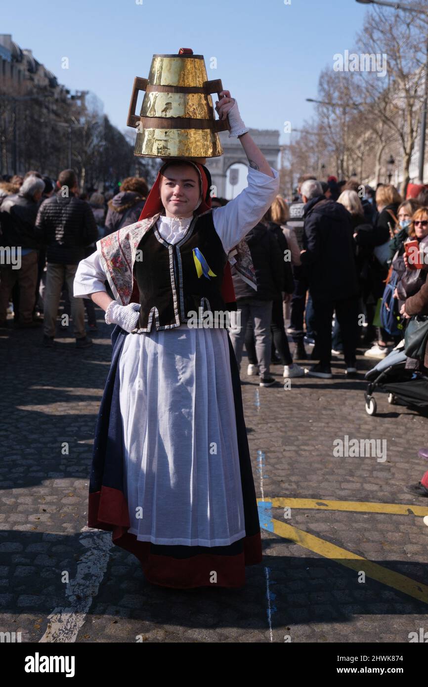 Parigi, Francia. 06th Mar 2022. Per celebrare la fine della fiera agricola di Parigi, una transumanza organizzata sugli Champs Elysees a Parigi, in Francia, il 6 marzo 2022. La transumanza sugli Champs Elysées, attraverso le regioni di Béarn e Bigorre. La sfilata si aprì con un re Enrico IV, su un cavallo bianco seguito da 2022 pecore accompagnate da pastori. Photo by Pierrick Villette/ABACAPRESS.COM Credit: Abaca Press/Alamy Live News Foto Stock