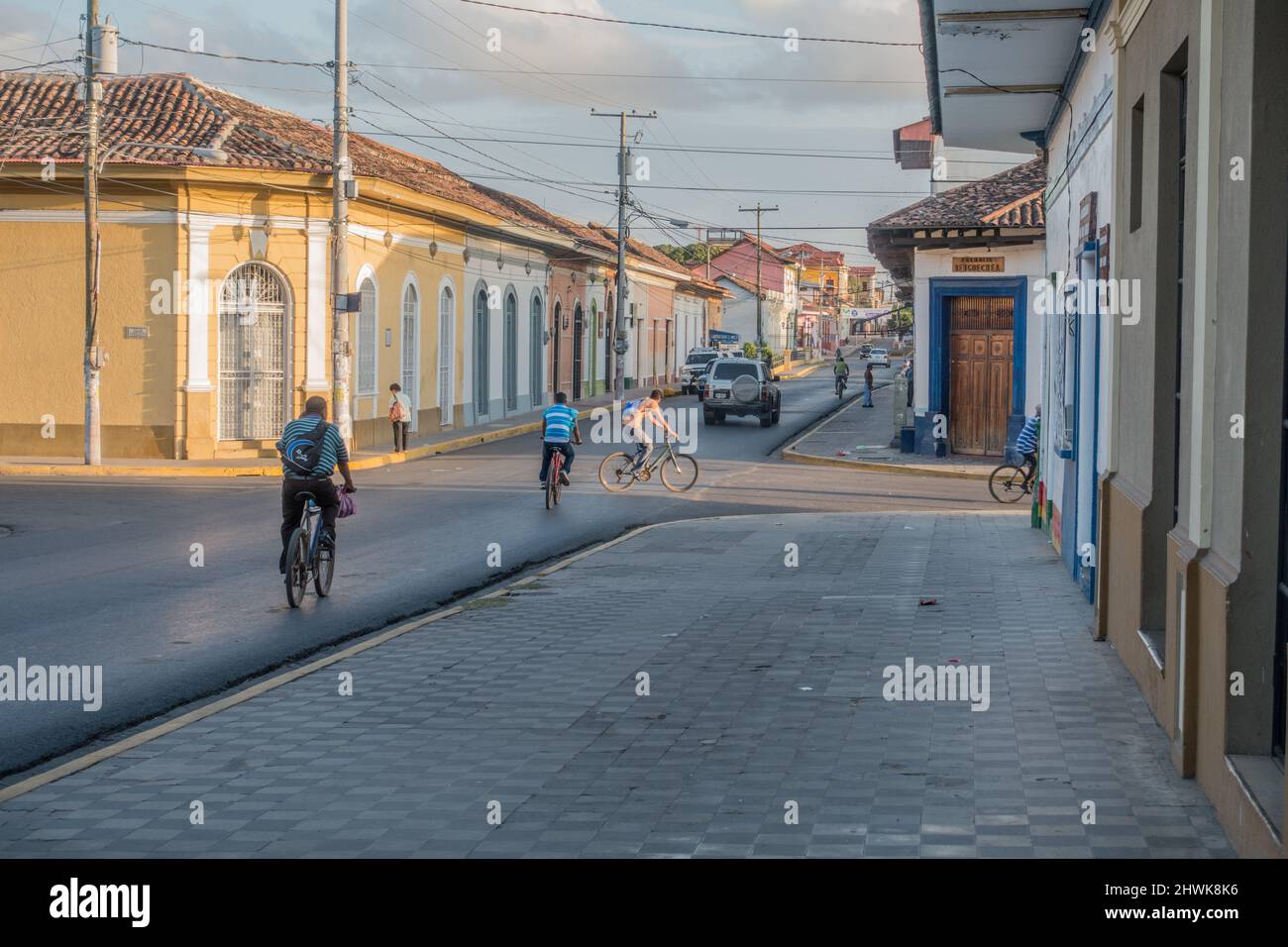 Ciclisti su una strada tranquilla a Grenada, Nicaragua. Foto Stock