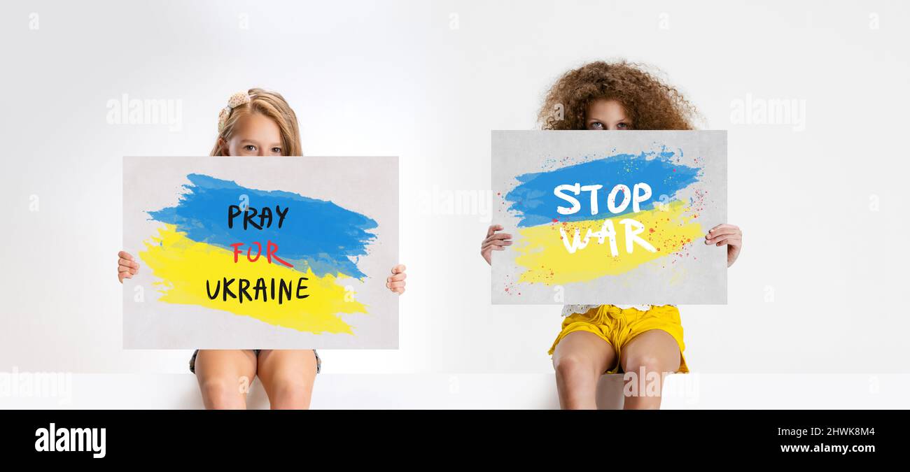 Fermare la guerra. Collage concettuale con ragazze teen che mostrano il manifesto della guerra di arresto isolato su sfondo grigio. Pace nel mondo, sostenere l'Ucraina. Foto Stock
