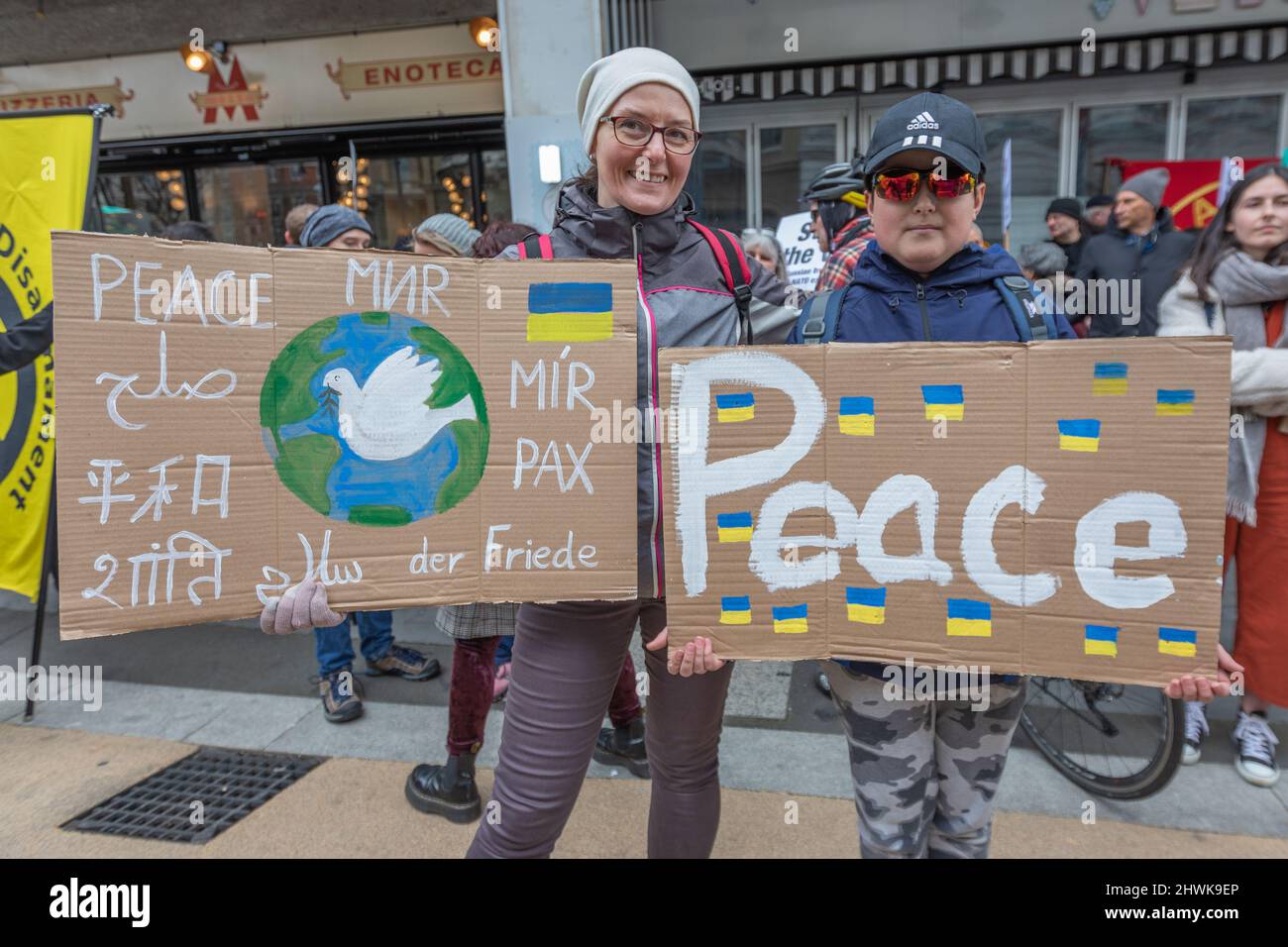 Londra, Regno Unito. 6th Mar 2022. Manifestazione a Portland Place, BBC, per fermare la guerra in Ucraina e non più l'espansione della NATO. La protesta poi si sposta dalla BBC prima di finire a Trafalgar Square. Penelope Barritt/Alamy Live News Foto Stock