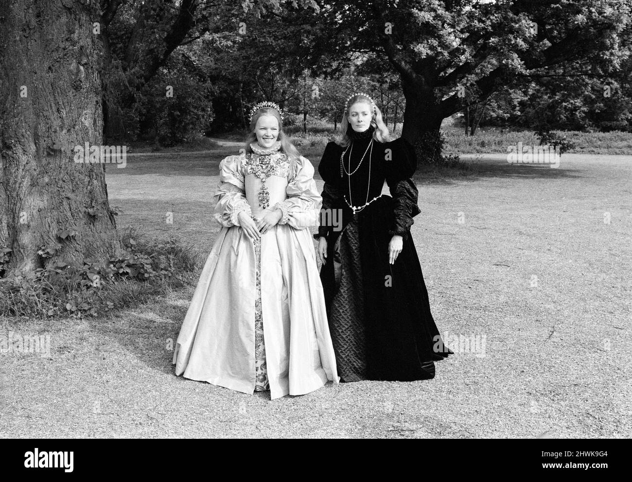 Le riprese di "Mary, Queen of Scots" sono iniziate presso gli Shepperton Studios. Glenda Jackson suona Elisabetta i d'Inghilterra e Vanessa Redgrave è Maria, Regina degli scozzesi. 13th maggio 1971. Foto Stock