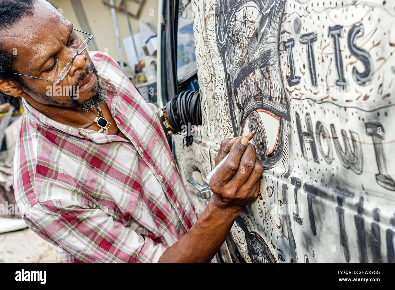 Birmingham Alabama, forno storico di Sloss, artista folk autodidatta Lonnie Holley, uomo nero maschio van disegno lavoro marcatore Foto Stock
