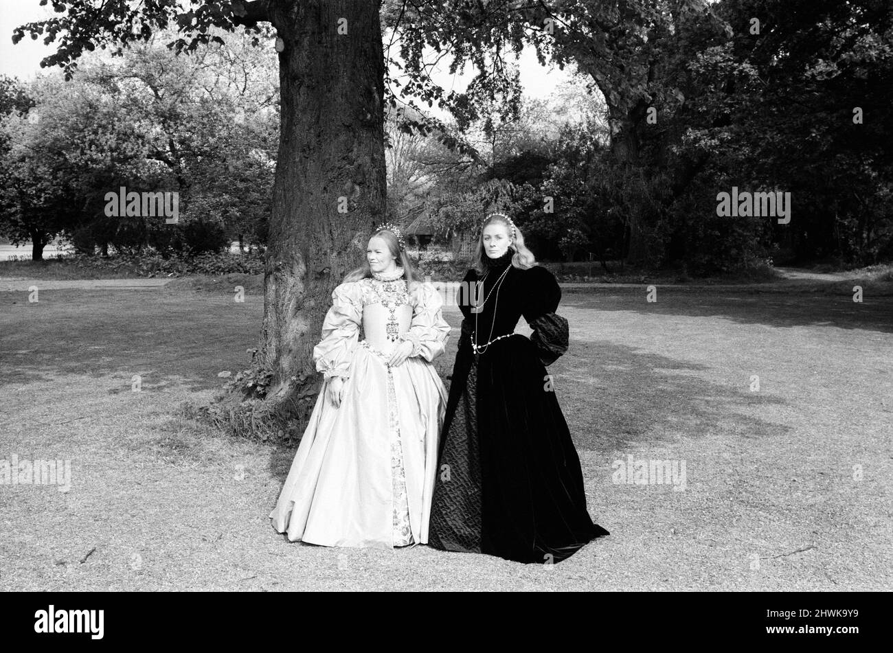 Le riprese di "Mary, Queen of Scots" sono iniziate presso gli Shepperton Studios. Glenda Jackson suona Elisabetta i d'Inghilterra e Vanessa Redgrave è Maria, Regina degli scozzesi. 13th maggio 1971. Foto Stock