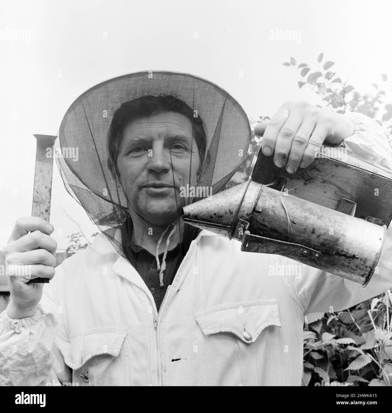 Apicoltore, G Baitey, Holding Smoker con scudo termico e gancio, Newcastle, 22nd luglio 1971. Foto Stock